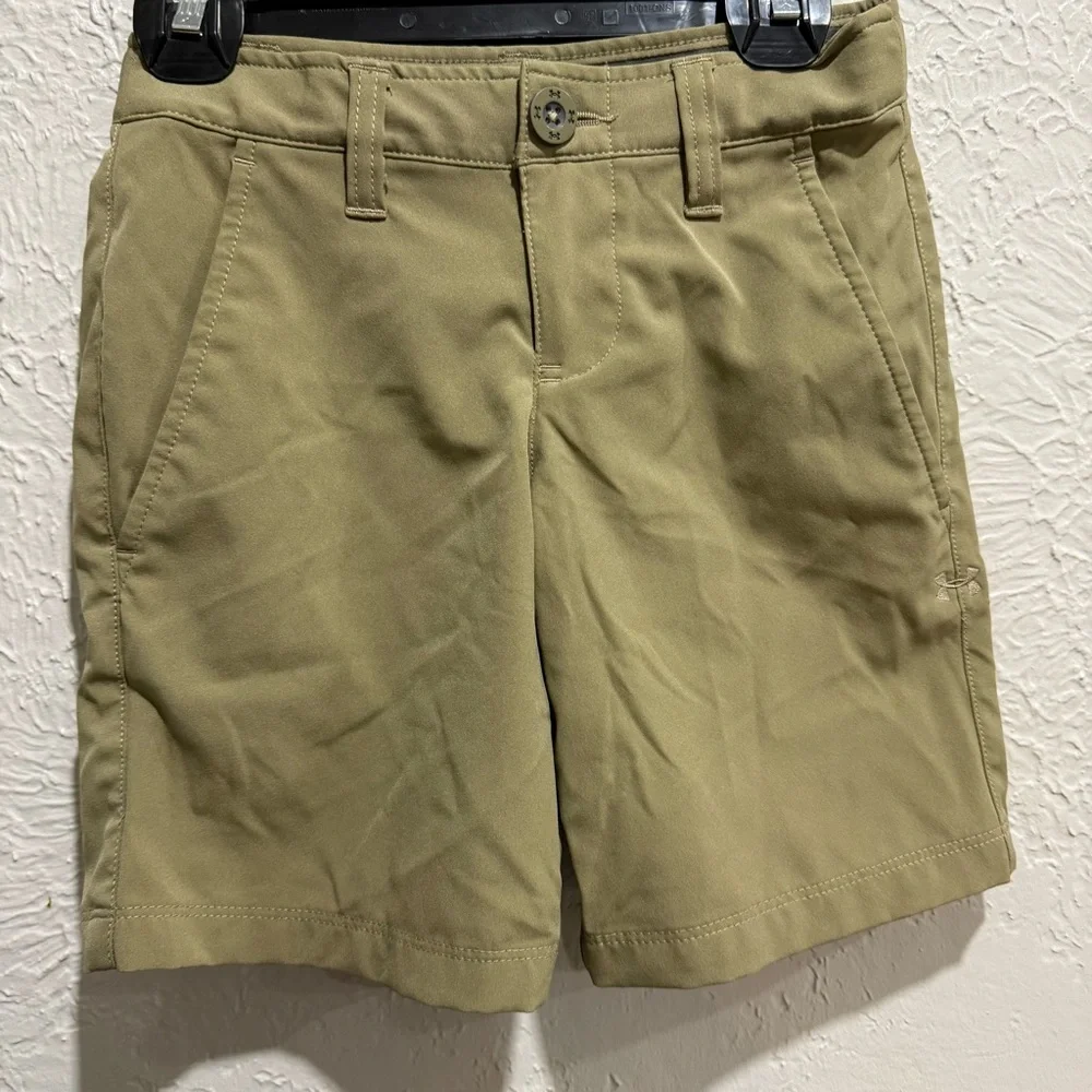 Boys Under Armour XS Youth Extra Small Khaki Loose Fit Shorts